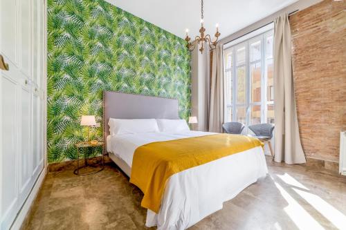 a bedroom with a bed and a green wall at Palacio de Rojas in Valencia