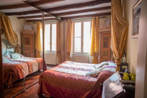 ボローニャにあるAppartamento Monicaのベッドルーム1室(ベッド2台、窓付)