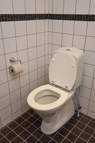 a white toilet in a bathroom with a roll of toilet paper at Lägenhet centralt Lysekil in Lysekil