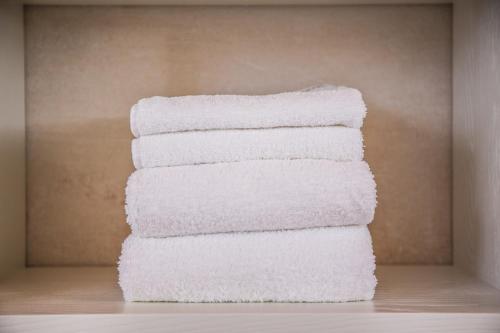 a stack of white towels stacked against a wall at Agriturismo La Pertica in Costermano sul Garda