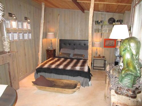 a bedroom with a large bed in a room at Chambre Proche Dune du Pyla in Pyla-sur-Mer