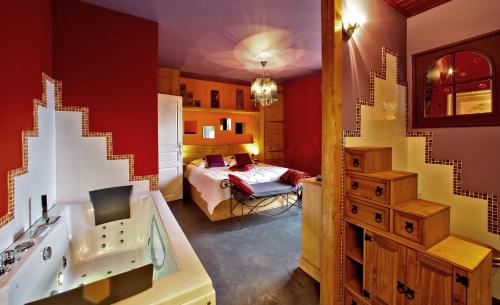 a bathroom with a sink and a bedroom with a bed at Résidence La Chaize in Noirmoutier-en-l'lle