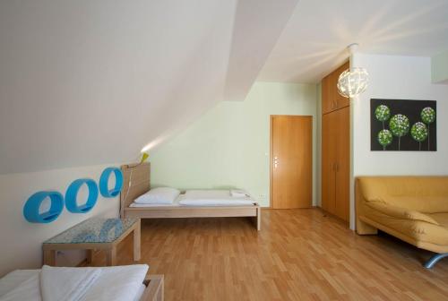 Postel nebo postele na pokoji v ubytování Hotel Garni Pod Skalkou