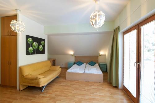 Postel nebo postele na pokoji v ubytování Hotel Garni Pod Skalkou