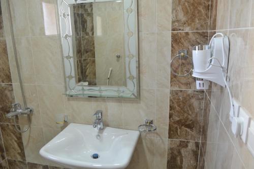 a bathroom with a sink and a mirror at AL manzil ALmutmeez in Jeddah
