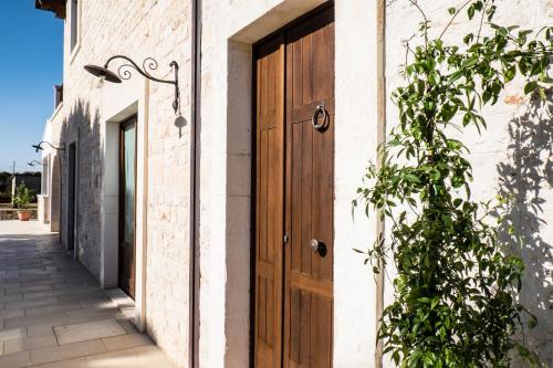a wooden door on the side of a building at B&B La Grave in Noci