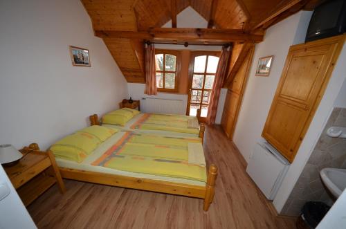 1 dormitorio con 1 cama grande en una casa en Castle house, en Balatonfüred