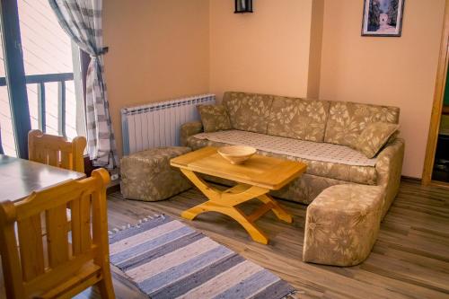 Et opholdsområde på Apartments and Rooms Planinska Idila