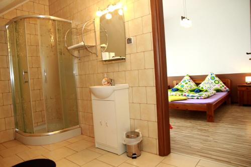 a bathroom with a shower and a bench with pillows at Pokoje do Wynajęcia - Sen na Mazurach in Mikołajki