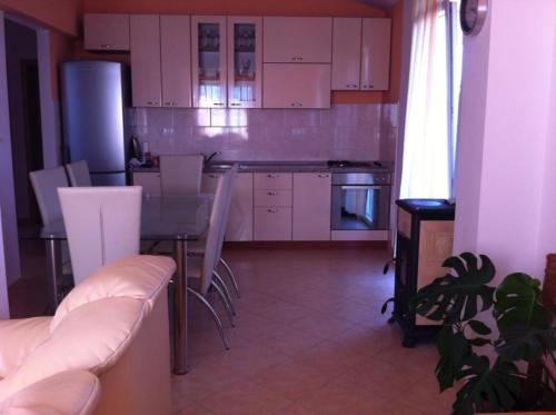 A kitchen or kitchenette at Apartman Mara