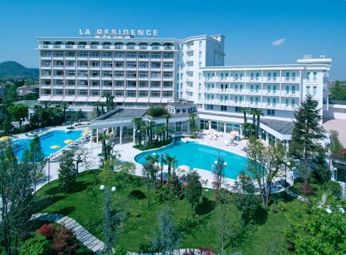 Hotel La Residence & Idrokinesis tesisinde veya buraya yakın yüzme havuzu