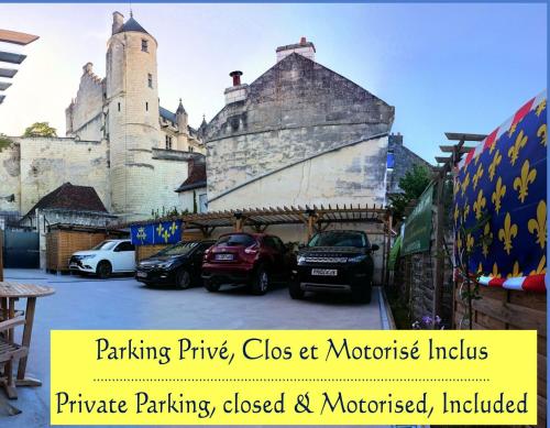 un groupe de voitures garées devant un château dans l'établissement Le Gite du Chevalier, à Loches