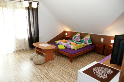 a living room with a couch and a table at Pokoje do Wynajęcia - Sen na Mazurach in Mikołajki