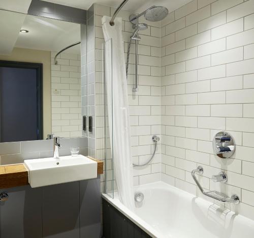 y baño con bañera, lavamanos y ducha. en New Inn by Greene King Inns, en Newport