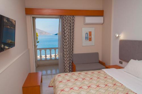 Postel nebo postele na pokoji v ubytování Antikyra Beach Hotel