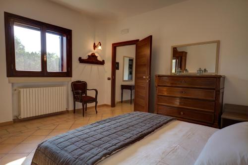 Schlafzimmer mit einem Bett, einer Kommode und einem Spiegel in der Unterkunft B&B Sestochilometro in San Cataldo