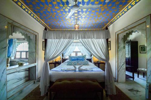 Postel nebo postele na pokoji v ubytování Hotel Udai Kothi