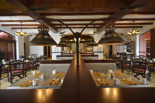 uma sala de jantar com uma mesa longa e cadeiras em Los Sueños Marriott Ocean & Golf Resort em Jacó