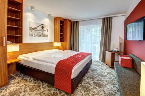 Un pat sau paturi într-o cameră la AlpenParks Hotel Maria Alm