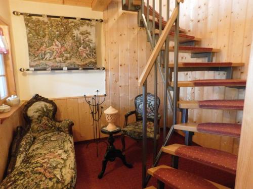 a room with a bed and a spiral staircase at Pension Spreeeck in Habrachćicy