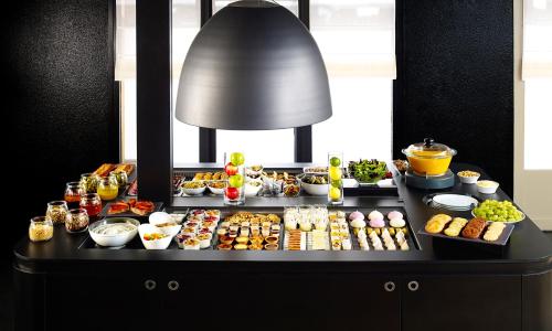 un buffet avec différents types de nourriture sur une table dans l'établissement Campanile Nantes ~ Saint-Herblain, à Saint-Herblain
