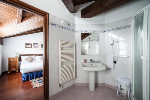 Koupelna v ubytování Hotel Baita Cretaz