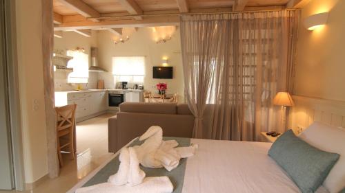 soggiorno e cucina con divano e soggiorno. di Villa Ellie ad Agios Stefanos