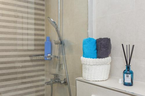 a bathroom with a shower with a bottle of tooth brushes at Nono Frano in Prožura