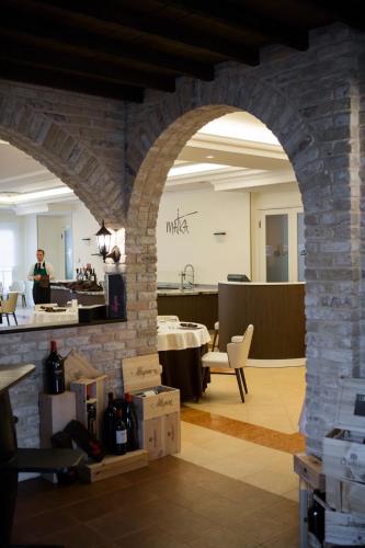 an archway in a lobby with a table and a counter at Gardaland Hotel in Castelnuovo del Garda