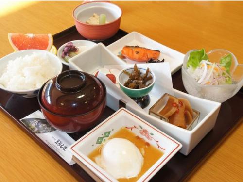 旅館の敷地内または近くでの食事または食べ物