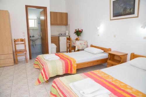 a hotel room with two beds and a kitchen at Haraki View in Haraki