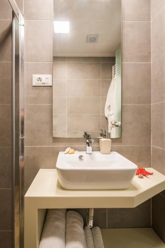 a bathroom with a sink and a mirror at Panorama+ in Almirida
