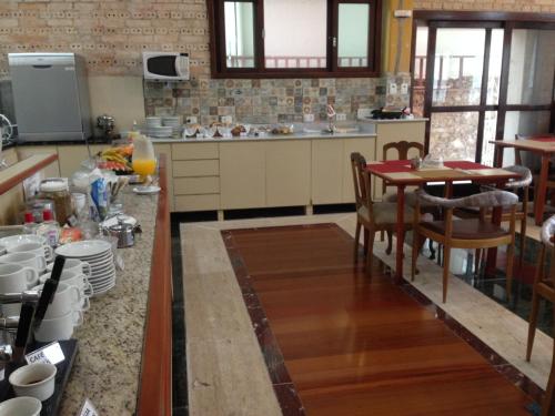 een keuken met een tafel en een eetkamer bij Central Palace Hotel in Castro