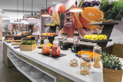 una linea di buffet con frutta e verdura in esposizione di Elba Premium Suites - Adults Only a Playa Blanca