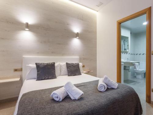 Postel nebo postele na pokoji v ubytování Aparthotel Rambla108