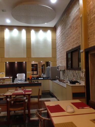 een grote keuken met tafels en stoelen. bij Central Palace Hotel in Castro