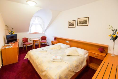 מיטה או מיטות בחדר ב-Hotel U Beránka Náchod