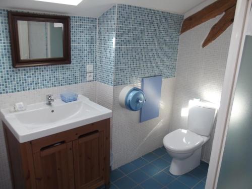 a bathroom with a sink and a toilet at Le Vinagrou in Concots