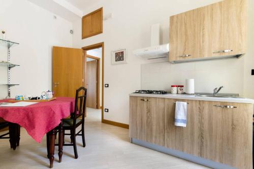 una cocina con mesa y una cocina con fregadero en Sofia's House en Palermo