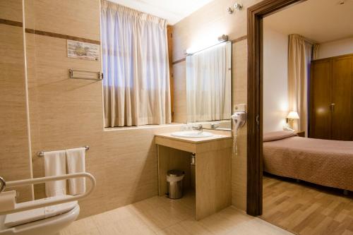Koupelna v ubytování Hotel Granada Centro