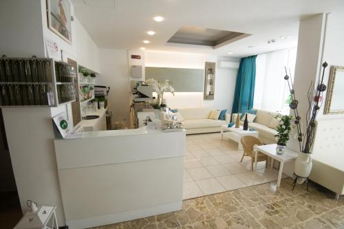 uma sala de estar com um sofá e uma mesa em Hotel Ermeti B&B Brunch em Riccione