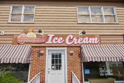 a store with a ice cream sign on the side of a building at Drifting Sands Oceanfront Hotel in Ship Bottom