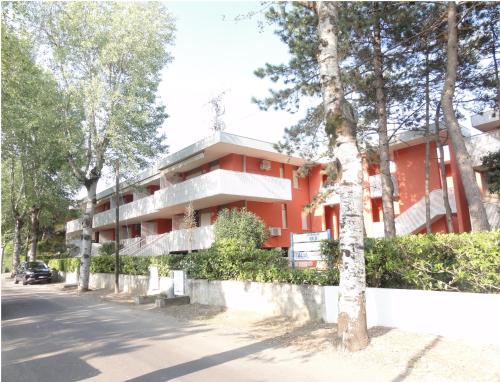 ビビオーネにあるReji - Appartamentiの通路側赤い建物