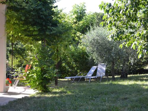 Κήπος έξω από το Holiday Home in Les Vans