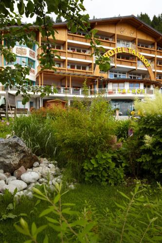 a building with a garden in front of it at Hotel Talhof Garni&more in Wängle bei Reutte in Reutte