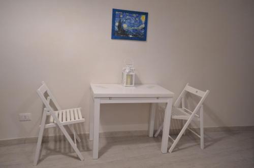 コンヴェルサーノにあるB&B Cieli di Danteの白いテーブル(椅子2脚、ミキサー付)