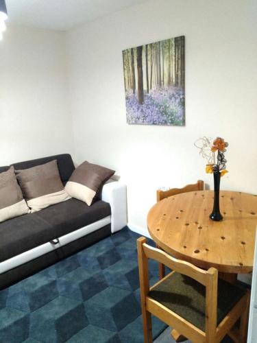 a living room with a couch and a table at RICHFLO Facility Rentals in Manchester