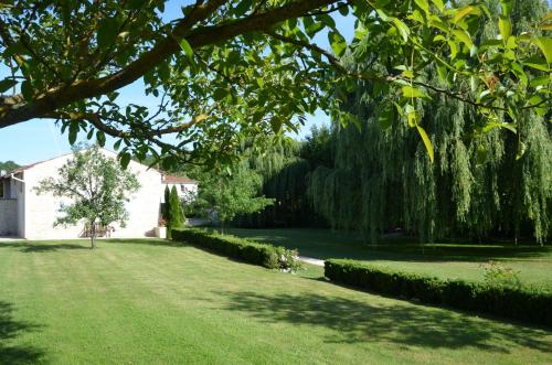 Photo de la galerie de l'établissement Gite Lune de Miel, à Saint-Hilaire-de-Villefranche