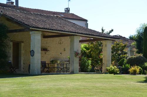 Photo de la galerie de l'établissement Gite Lune de Miel, à Saint-Hilaire-de-Villefranche