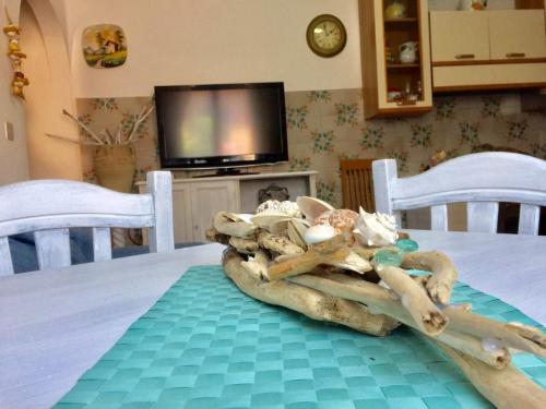 un tavolo con un gruppo di persone su di esso di Casa Lividonia a Porto Santo Stefano